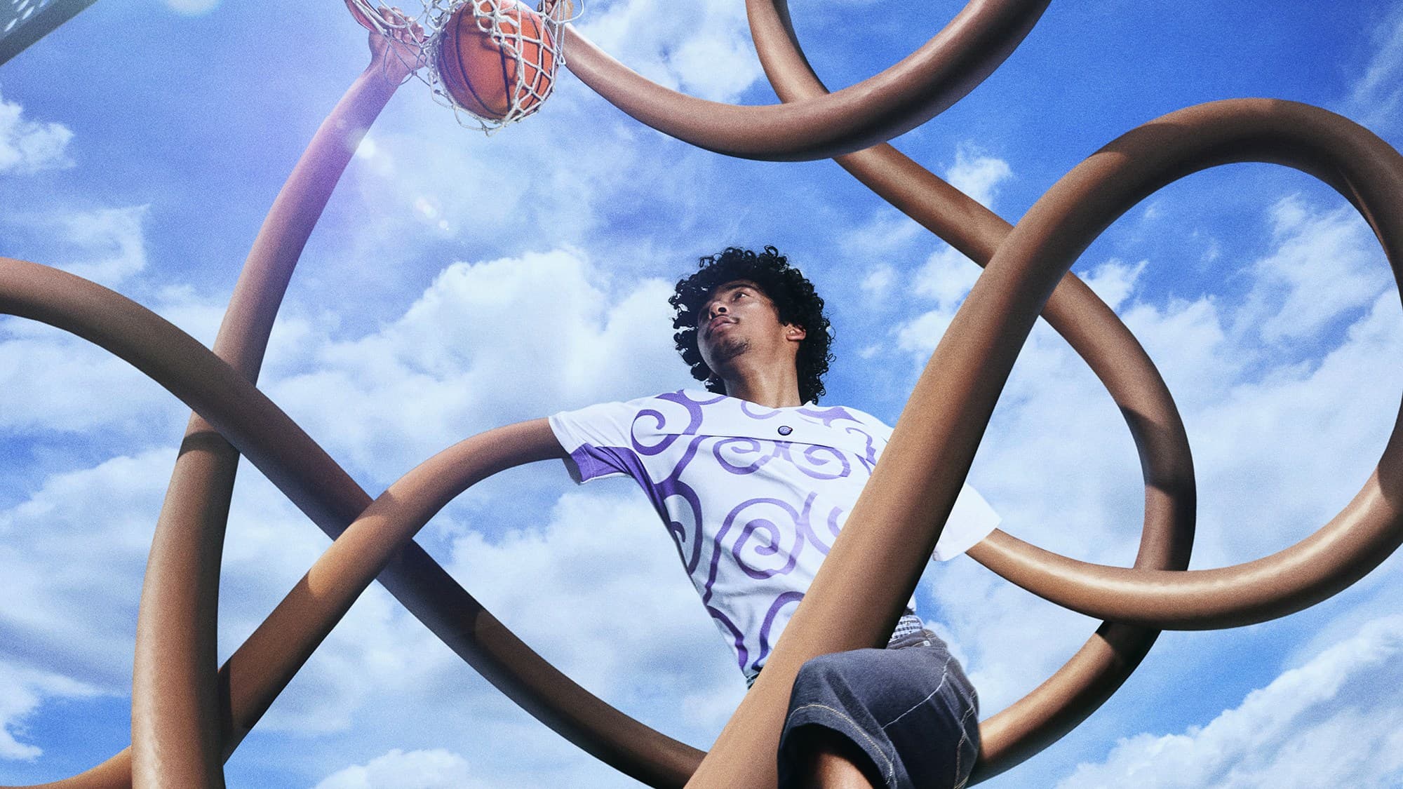 Rapaz de camiseta branca com espirais roxas suspenso no ar enquanto braços de borracha gigantes enterram uma bola de basquete