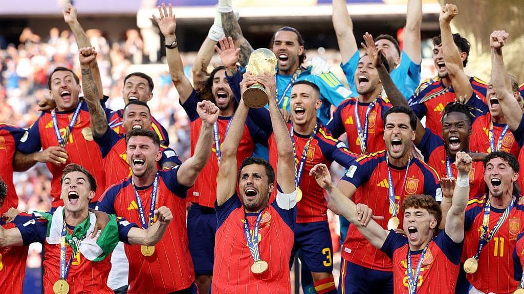 Jogadores da Espanha erguem a taça da Copa do Mundo em meio à comemoração