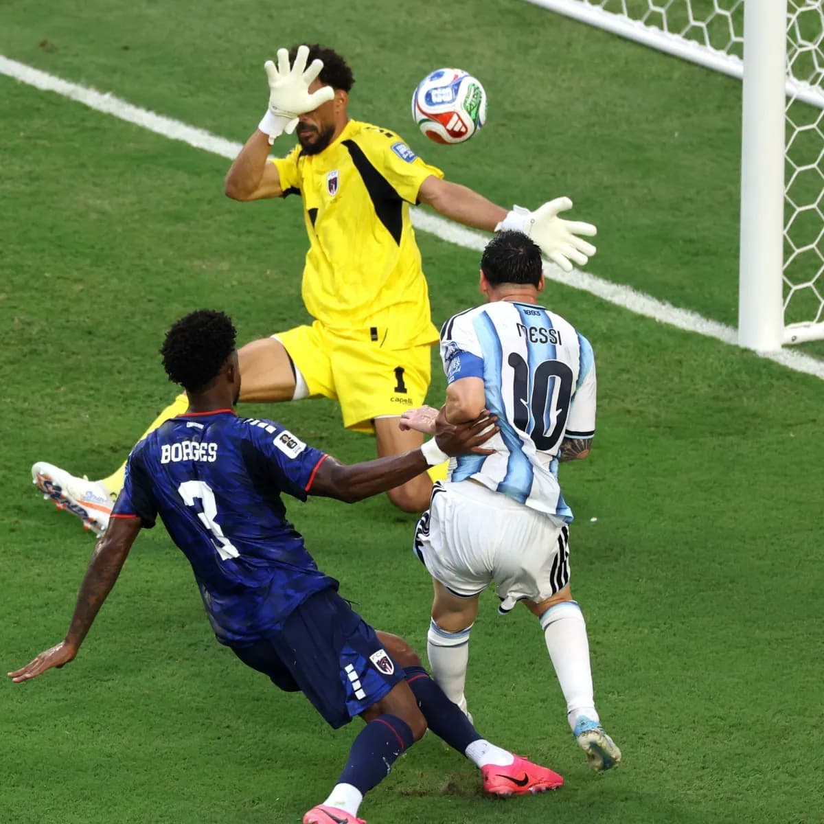 Messi finaliza entre o zagueiro Borges e o goleiro Vozinha, de Cabo Verde, durante a Copa de 2026