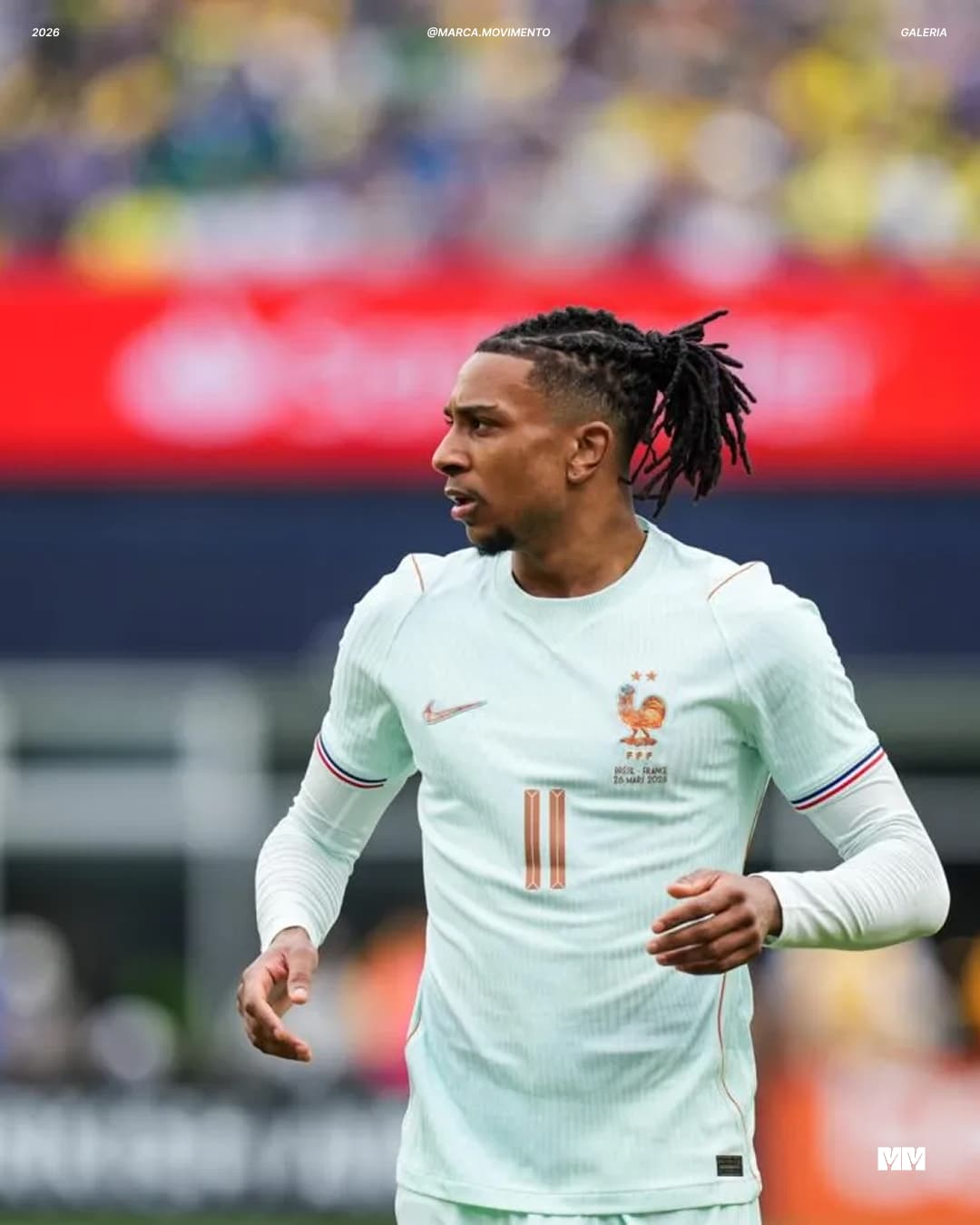 Michael Olise, camisa 11 da França, corre com o uniforme branco durante a Copa do Mundo de 2026