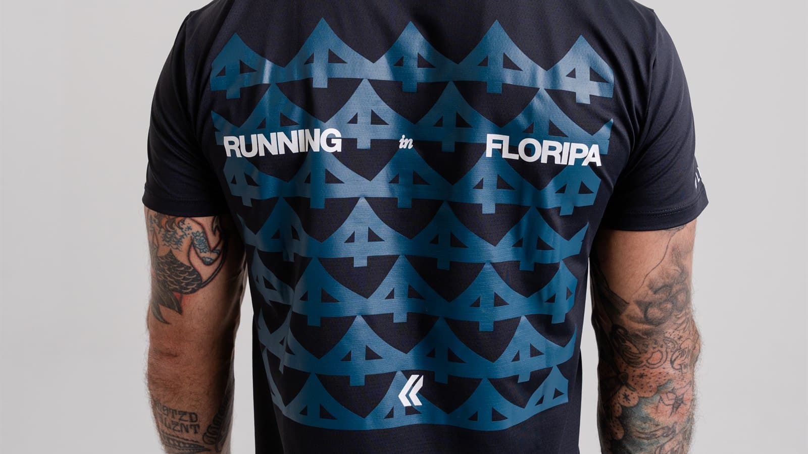 Costas de camiseta preta da coleção Running in Floripa, com padrão em azul petróleo e a frase RUNNING in FLORIPA