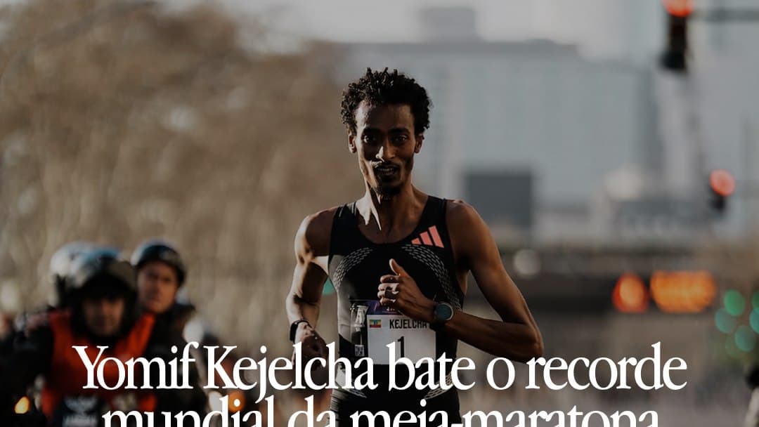 Yomif Kejelcha corre sozinho pela avenida em Buenos Aires, escoltado por motos, com o número 1 no peito