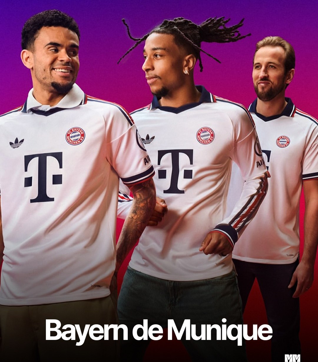 Três jogadores do Bayern de Munique com a camisa branca de gola polo e o Trefoil