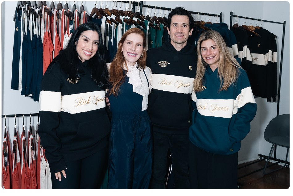 Quatro pessoas com moletons Kick Sports em frente a araras de roupa no lançamento da marca