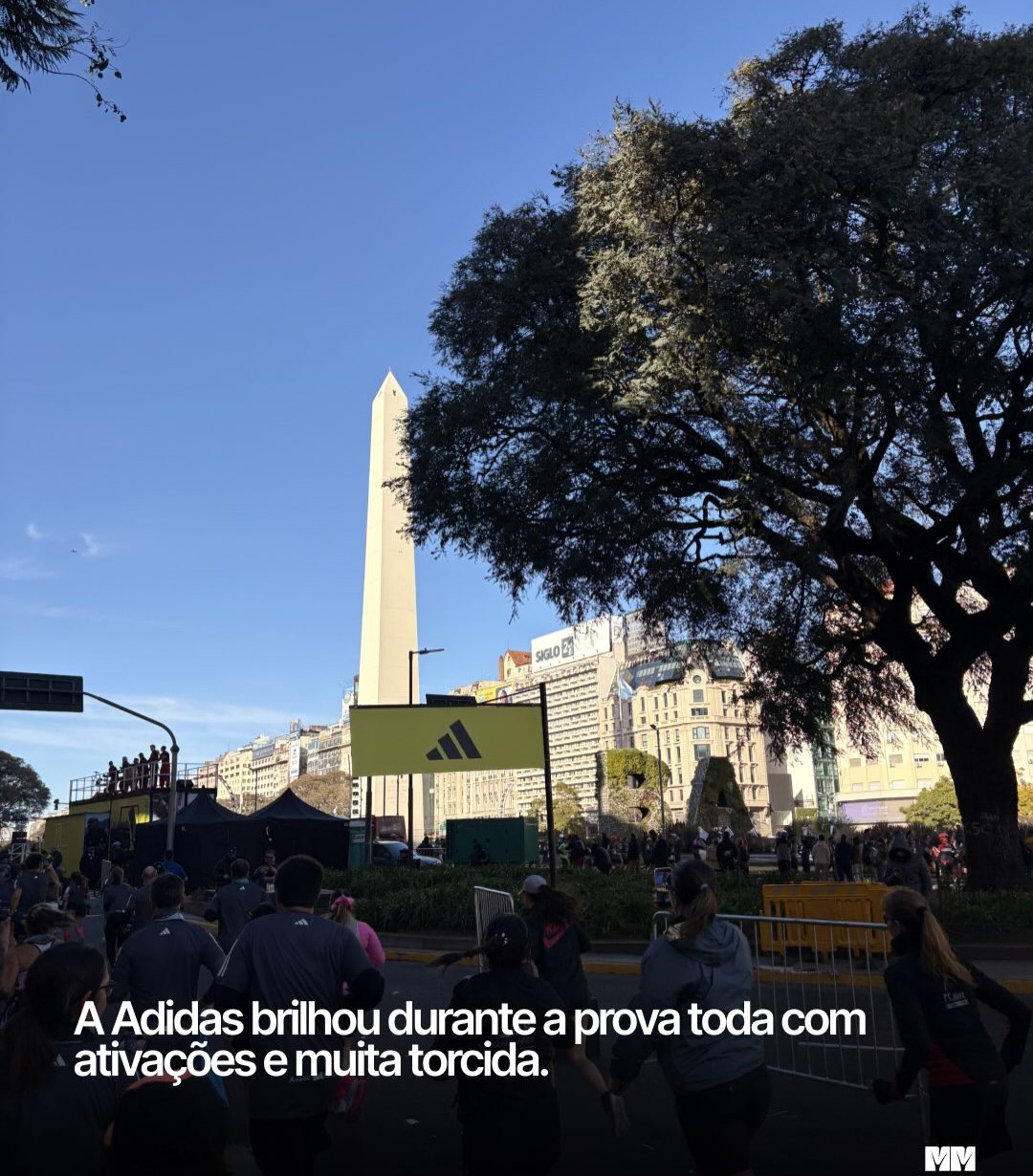 Corredores na avenida com o Obelisco de Buenos Aires ao fundo e ativação da adidas
