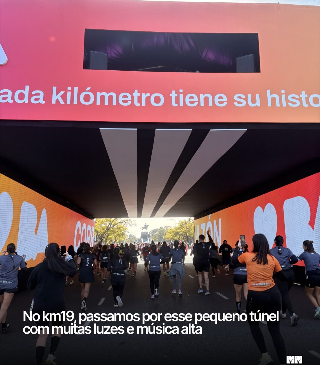 Corredores atravessando um túnel iluminado com luzes coloridas no quilômetro 19
