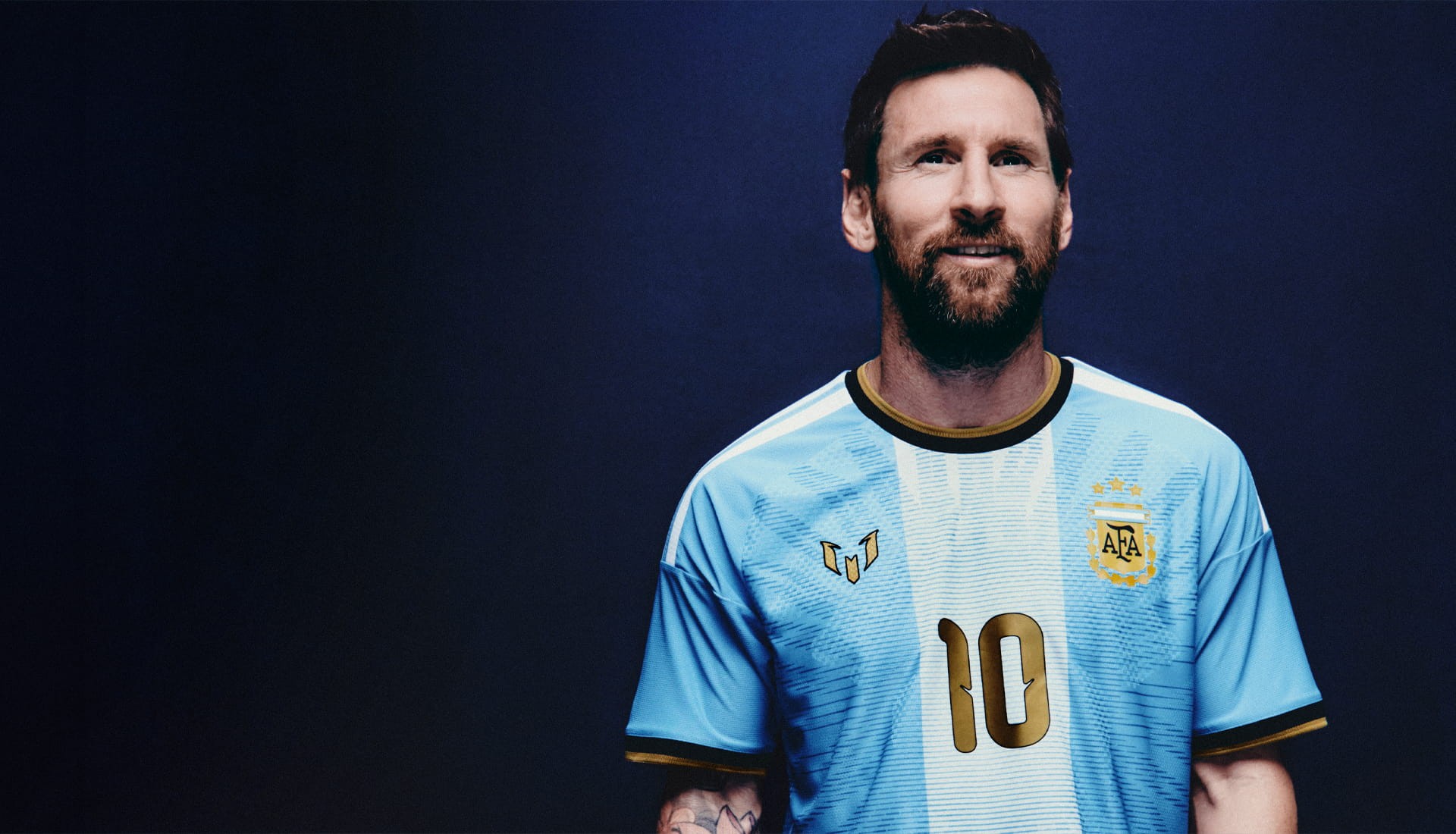 Retrato de Lionel Messi vestindo a camisa celeste e branca de despedida da Argentina, com o número 10 e o escudo da AFA em dourado, sobre fundo azul-escuro