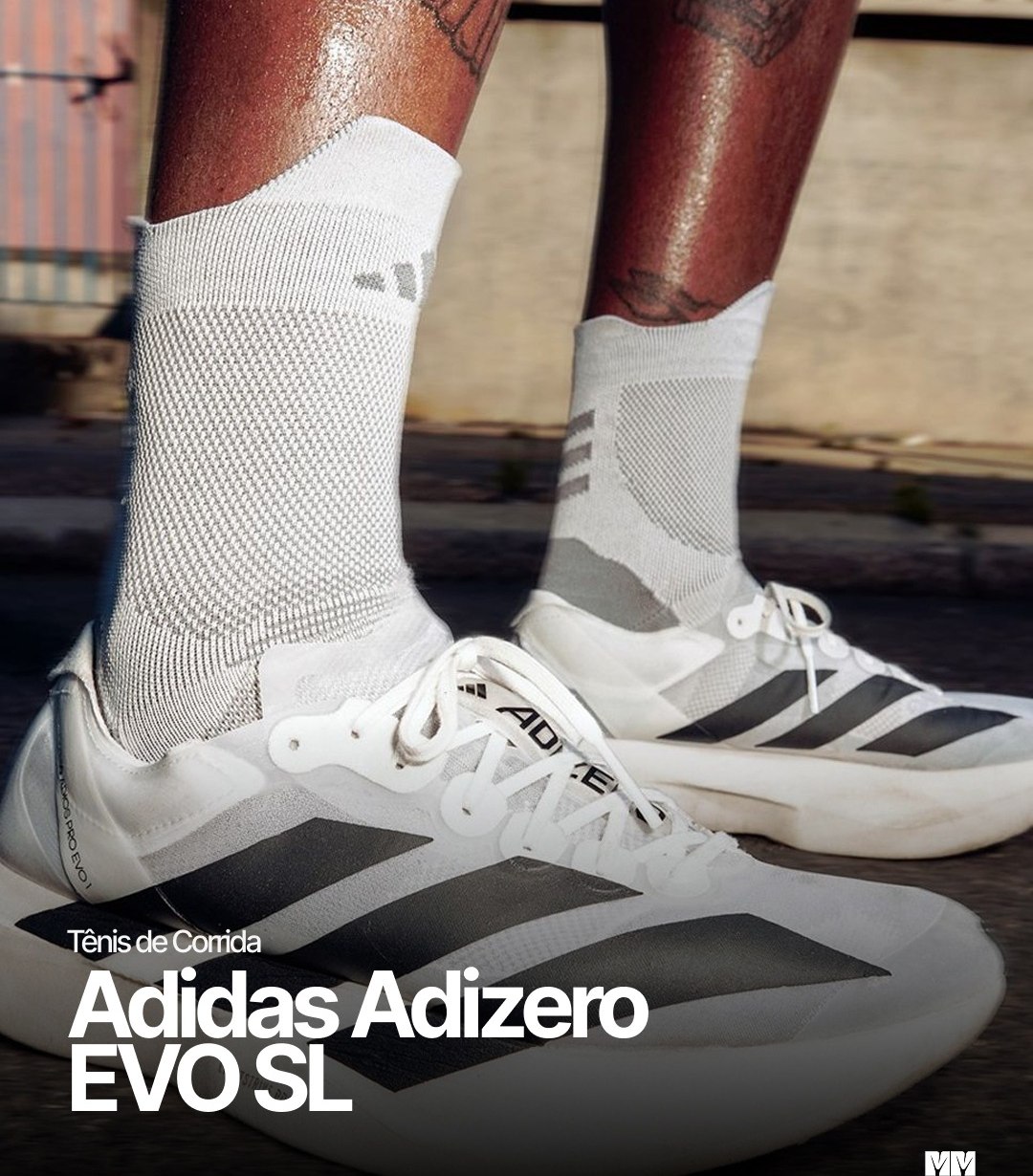 Corredor com o par de Adidas Adizero Evo SL branco e preto