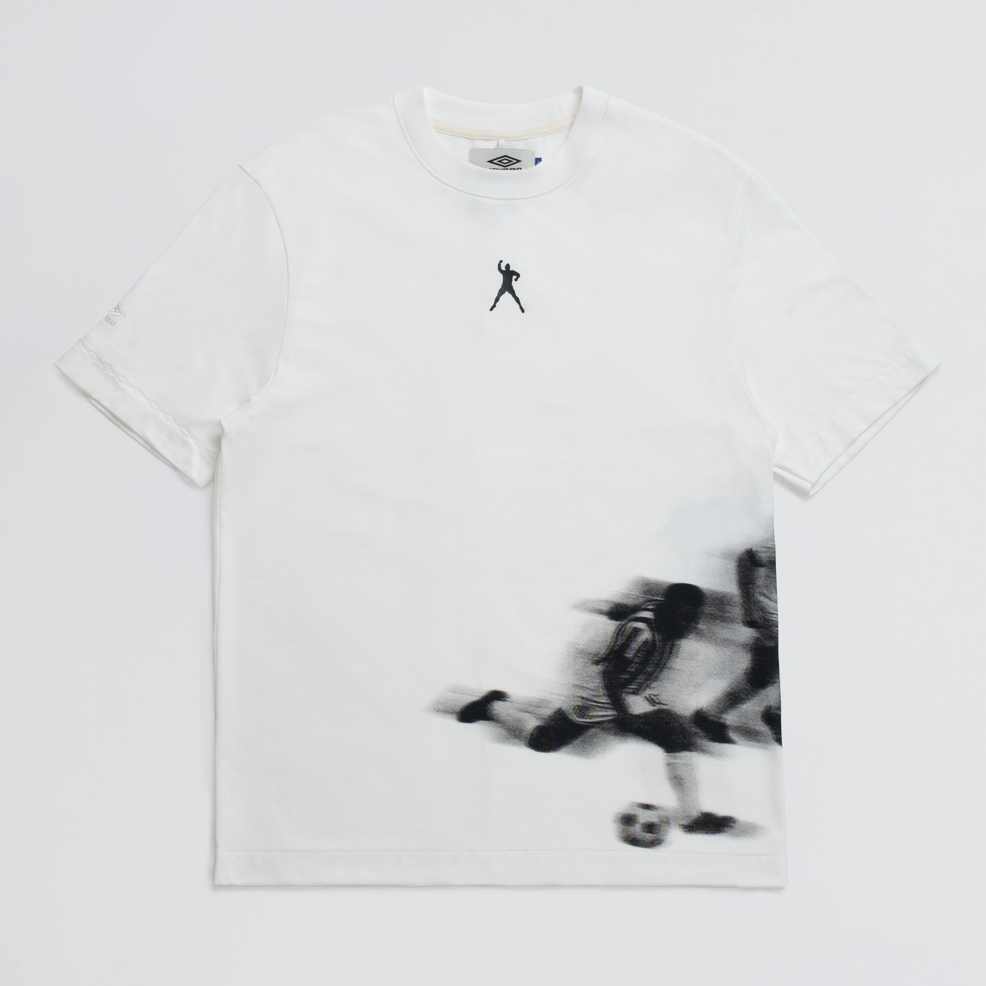 Camiseta branca com a silhueta de Pelé no peito e uma foto em movimento do Rei chutando a bola na barra